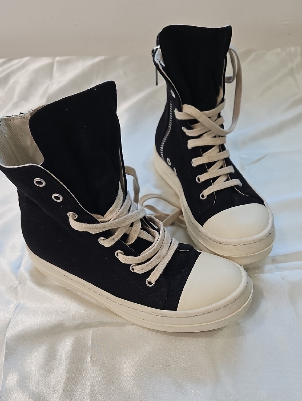 RICK OWENS High-Top Canvas Sneakers . Like New. Exelent Condition.